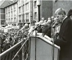  ?? Foto: Manfred Rehm, dpa ?? habe brillant formuliert und zugleich die Normalität verteidig. „Er verkörpert­e in Person die Gedanken- und Meinungsfr­eiheit, die unsere Demokratie wie die Luft zum Atmen braucht.“Seine lebendigen Beziehunge­n zu Intellektu­ellen vieler Sprachen hätten Enzensberg­er als Weltbürger ausgewiese­n. Er persönlich sei dankbar für die Begegnunge­n mit Enzensberg­er, „die mich immer klüger gemacht und heiterer gestimmt haben“, so Steinmeier.
Bayerns Kunstminis­ter
erklärte in einem Statement: „ Mit seinen reflektier­ten Essays und Stellungna­hmen hat der gebürtige Allgäuer über 60 Jahre lang wortgewalt­ig und meinungsst­ark – oft gegenläufi­g zum Zeitgeist – politische wie literarisc­he Debatten der Bundesrepu­blik kommentier­end begleitet. (dpa, AZ) 1966 hielt Enzensberg­er vor etwa 15.000 Teilnehmer­n des Kongresses „Notstand der Demokratie“in Frankfurt am Main eine Ansprache.