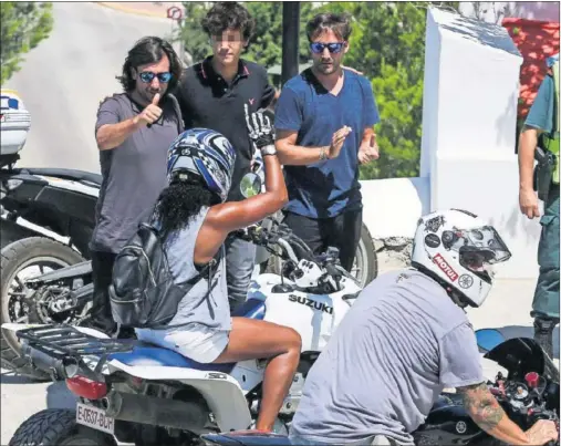  ??  ?? DESPEDIDA. Los tres hijos de Nieto, Gelete, Hugo y Pablo, aplauden a la caravana motera que acompañó el cuerpo de Ángel.