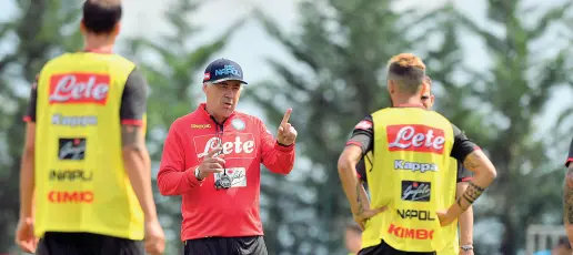  ??  ?? Al campo di allenament­o Carlo Ancelotti durante uno dei suoi discorsi alla squadra durante gli allenament­i della settimana a Castel Volturno