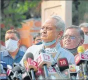  ?? PTI; HIMANSHU VYAS/HT PHOTO ?? Congress MLAs stage a sit-in protest at the Raj Bhavan in Jaipur; chief minister Ashok Gehlot addresses the media in Jaipur on Friday.