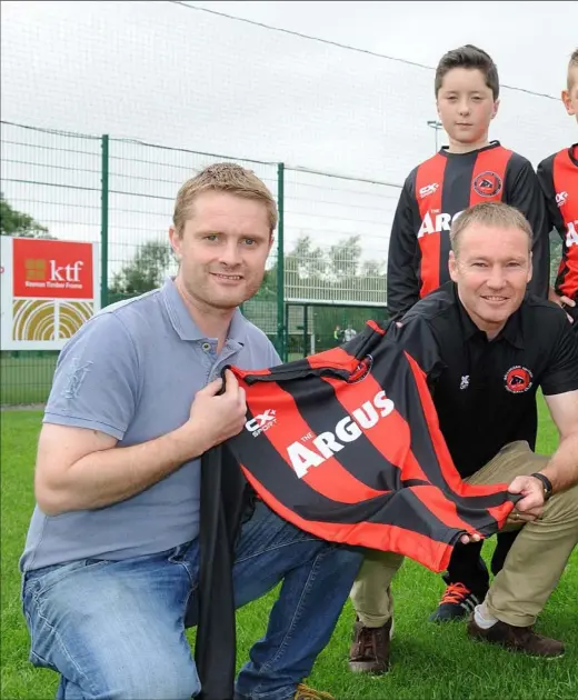  ?? Picture: Ken Finegan ?? Neil Clynch and members of the Bellurgan U-11 team receive their Argus Gear Up For Sport kit from Sports Editor, John Savage.