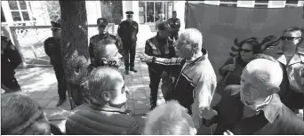  ??  ?? Dje, gjatë protestës para Drejtorisë së Policisë Tiranë