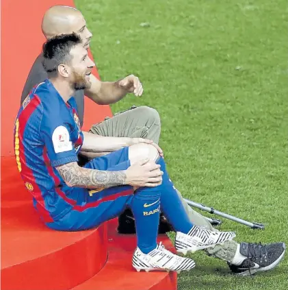  ?? EFE ?? Masche, sin sonrisas. El Jefecito junto a Messi, tras ganar la final, con un gesto serío en los festejos.