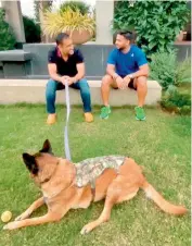  ?? TWITTER ?? M.S. Dhoni (left) and Rishab Pant share a light moment at the former’s residence in Ranchi. —