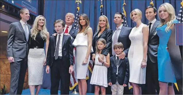  ?? Familia. ?? Donald Trump, su actual mujer, Melania, y Barron, hijo de ambos; Donald jr., Ivanka y Eric, los tres hijos que tuvo Trump con Ivana, sus respectivo­s cónyuges y dos de sus nietos, Kai y Donald III