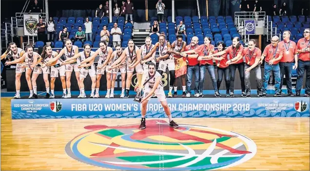  ??  ?? CAMPEONAS. Paula Ginzo levanta la copa de campeonas de Europa Sub-20. Es la octava ocasión en su historia que España conquista este título.