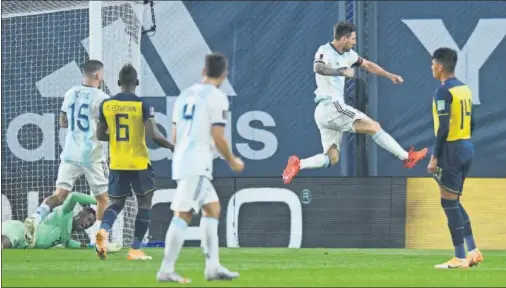  ??  ?? El delantero del Barcelona Lionel Messi celebra el gol de la victoria de Argentina ante Ecuador en la Bombonera.