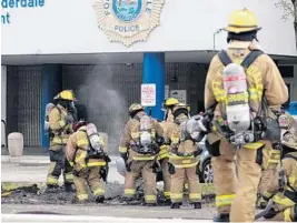  ?? JOE CAVARETTA/STAFF PHOTOGRAPH­ER ?? Broward Boulevard was closed for several hours on Thursday while Fort Lauderdale Fire Rescue and hazmat crews worked on a gas leak.