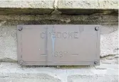  ?? JOHN RENNISON THE HAMILTON SPECTATOR ?? A Chedoke name plate with the year 1837 on one of the gate columns leading into the property of the Balfour Estate.