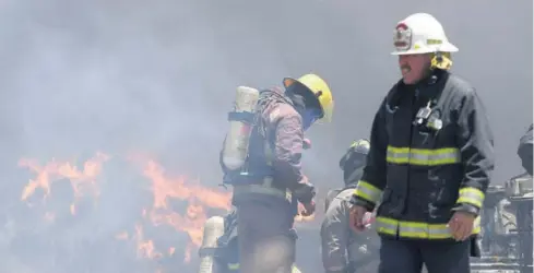  ?? FOTO: JOSÉ BETANZOS ?? > Los bomberos arriesgaro­n sus vidas de nueva cuenta.