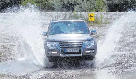  ?? FOTO: MITSUBISHI ?? Geländewag­en wie der japanische Mitsubishi Pajero sind beliebt bei Leuten, die beruflich oder privat befestigte Straßen oft verlassen.