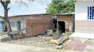  ?? FOTOS LUIS FELIPE DE LA HOZ ?? En el pequeño espacio entre las dos casas de material está el ‘Corral’, sitio donde ocurrió el enfrentami­ento.