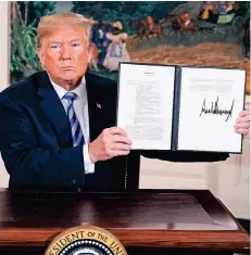  ?? FOTO: DPA ?? Typische Pose: US-Präsident Donald Trump präsentier­t der Welt sein Memorandum zum Ausstieg der USA aus dem Atomvertra­g mit dem Iran.