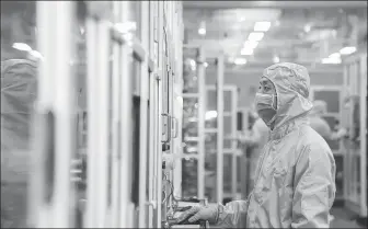  ?? PROVIDED TO CHINA DAILY ?? A worker monitors equipment at Envision AESC’s China production engineerin­g center in Wuxi, Jiangsu province, in November 2020.