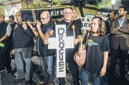  ?? ADRIAN QUIROGA / SHOOTING ?? Protesta dels veïns del Raval contra el tràfic i el consum de drogues al barri