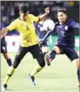  ?? SRENG MENG SRUN ?? Cambodia’s Chan Vathanaka vies for the ball with Malaysia defender Syazwan Andik Ishak on Thursday evening.