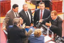  ??  ?? Debate. Los diputados de la Asamblea debatieron durante al menos dos horas antes de que se aprobara la reorientac­ión de fondos de la SIGET.