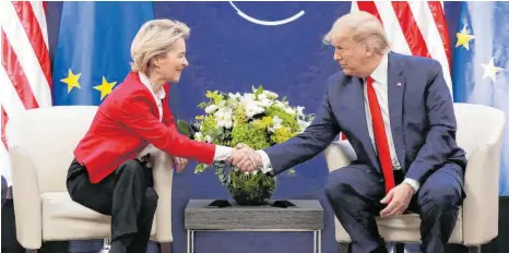  ?? FOTO: EVAN VUCCI/AFP ?? „Sie ist eine sehr harte Verhandlun­gsführerin“: US-Präsident Donald Trump (rechts) in Davos mit EU-Chefin Ursula von der Leyen.