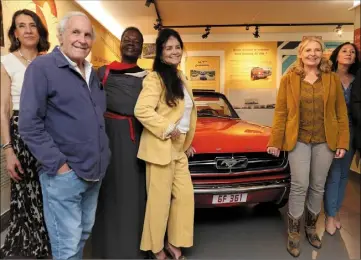  ?? (Photos Jean-Marc Rebour) ?? Laurence Durieux, Patrice Laffont, Nicaise Jean-Louis et Élisabeth Étienne posant devant la Mustang, pièce maîtresse de l’exposition, aux côtés de Sylvie Siri et Nora Ferreira.