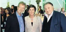  ??  ?? Bronner mit Helga Rabl-Stadler und Peter Weibel, der zum Geburtstag digitale Kunst schenkte.