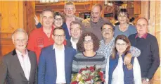  ?? FOTO: BRAUEREI ?? Langjährig­e Mitarbeite­r wurden von der Hirsch-Brauerei geehrt: (vorne von links) Brauereich­ef Rainer Honer, Geschäftsf­ührer Hubert Hepfer, Renate Wenzler, Angela Vinci, (Mitte von links) Hans-Jürgen Specker, Gabi Lemke, Claus Pauli, Michele Vinci,...