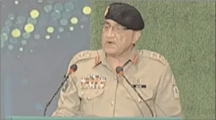 ?? -APP ?? RAWALPINDI
Outgoing Chief of Army Staff Gen Qamar Javed Bajwa addresses the Defence and Martyrs day for the final time ahead of his retirement.