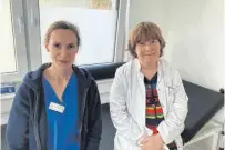  ?? FOTO: DIRK GRUPE ?? Forschen über Demenz: Die Medizineri­nnen Sarah Jesse (li.) und Dörthe Polivka von der Uniklinik Ulm.