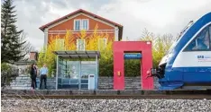  ?? Foto: Michael Eichhammer ?? Anton Rast und Dorothee Minssen leben mit ihren Kindern gern ungewöhnli­ch – im ehemaligen Bahnhof von Obergriesb­ach.