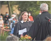  ??  ?? Pfarrerin Denise Weiberg wurde durch den Superinten­denten Thomas Brödenfeld feierlich in das Amt eingeführt.