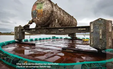  ??  ?? Efter två år på havsbotten har datahallen i form av en container fiskats upp.