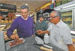  ?? PRENSA CUMPLIR ?? AVELLANEDA. El candidato visitó ayer la fiambrería La Provoleta.