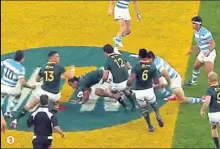  ??  ?? ● 1. Dans le cadre d’un match de Rugby Championsh­ip entre l’Afrique du Sud et l’Argentine, l’ailier des Boks Skosan est plaqué par le centre argentin De la Fuente. ● 2. Au sol, Skosan relâche illico son ballon, ce qui oblige le défenseur à le relâcher. Le Springbok en profite alors pour se remettre sur ses appuis et ramasser le ballon pour repartir dans l’axe. ● 3. L’initiative de Skosan surprend les deux flankers des Pumas, qui ont commis l’erreur d’anticiper leur placement en bordure d’un éventuel ruck. Erreur fatale, qui permet à l’ailier de franchir et avancer...