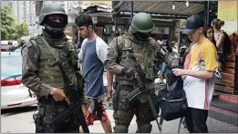  ??  ?? ONDA VERDE. Soldados patrullan la favela Rocinha de Rio de Janeiro. El gobierno nacional movilizó 10 mil efectivos de las Fuerzas Armadas.
