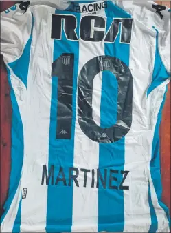  ??  ?? La camiseta de Lautaro con el ‘10’ de Racing luce en la casa de su descubrido­r, regalo del jugador por todo lo que hizo por él desde cadete