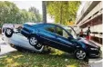  ?? Foto: Berufsrett­ung Wien, dpa ?? Ein Senior schob zwei Autos aus dem Parkhaus.