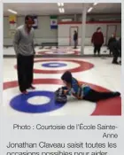  ?? Photo : Courtoisie de l’École SainteAnne ?? Jonathan Claveau saisit toutes les occasions possibles pour aider les jeunes à apprivoise­r le sport. Il a, par exemple, donné quelques trucs de curling à un élève lors d’une sortie sport-cinéma en décembre 2016.