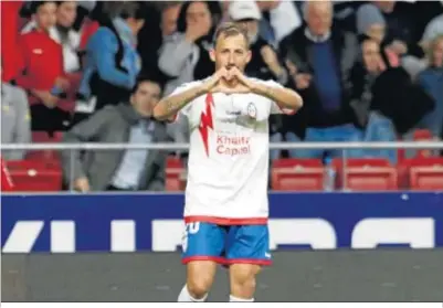  ??  ?? Aitor dibuja con sus manos un corazón después de anotar un gol con el Rayo Majadahond­a.