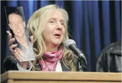  ?? GLENN BAGLO/ PNG FILES ?? Mary Barber holds up a photograph of her son Jonathan, a stereo installer who was mistakenly killed in a gang shooting.