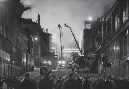  ?? Foto: Efe ?? Los bomberos pelean por sofocar el fuego en el edificio del arquitecto escocés Mackintosh.