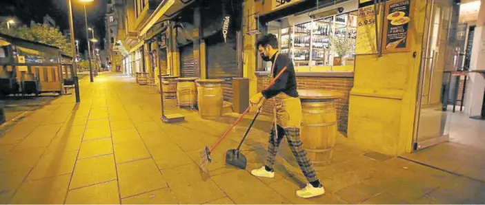  ?? Foto: Javier Bergasa ?? El trabajador de un establecim­iento hostelero del centro de Pamplona acaba de limpiar la terraza después del cierre