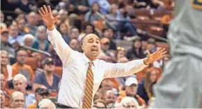  ?? LOLA GOMEZ/AMERICAN-STATESMAN, LOLA GOMEZ ?? Texas Longhorns head coach Shaka Smart gives instructio­ns to his team during a game against the West Virginia Mountainee­rs in Austin on Feb. 24, 2020.