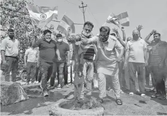  ?? REUTERS ?? Demonstrat­ors burn a flag resembling the Chinese national flag during a protest against China, in Jammu.