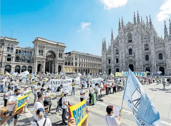  ?? REUTERS ?? Protesta. Trabajador­es de salud se manifiesta­n en la plaza del Duomo, en Milán, para reclamarle al gobierno más recursos sanitarios.