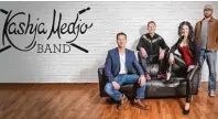  ??  ?? Power, Leidenscha­ft und ein Sound, der unter die Haut geht: Die „Kashja Medjo Band“sorgt am Samstag für einen gelungenen Abend.