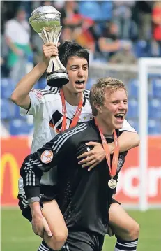  ?? FOTO: IMAGO ?? Yunus Malli (o.) und Marc-Andre ter Stegen bejubeln 2009 den EM-Titel mit Deutschlan­ds U17. Die zwei Ex-Gladbacher schafften den Durchbruch.