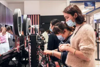  ??  ?? Consumers at a cosmetics counter of a duty free shop in Haikou, Hainan Province, on March 25