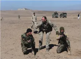  ?? — AFP ?? An Italian soldier from Nato’s Resolute Support Mission (C) trains Afghan National Army soldiers at the Kabul Military Training centre on the outskirts of Herat