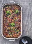  ?? FOTO: GREGOR OTTO/UMSCHAU VERLAG/DPA ?? Das Cassoulet mit weißen Bohnen, Chorizo und Basilikum wird ebenfalls im Ofen gegart. Es muss zuvor gut gewürzt werden.