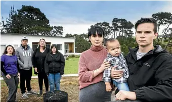  ?? CHRISTEL YARDLEY/STUFF ?? Pokeno residents are angry with Waikato District Council over having to apply for restrospec­tive permits for their homes, from left are Cara Watson, Phill Crosbie, Paige Collins, Lynne Collins, Jasmine Crosbie and Joshua Parsons with 18-month-old Mason...