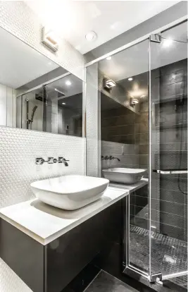  ??  ?? Pour aérer visuelleme­nt l'espace, rien de mieux qu'un meuble-lavabo autoportan­t et un large miroir qui donne l'impression que la pièce est plus grande. Un éclairage polyvalent est aussi à ne pas négliger !